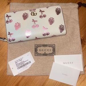 Gucci Marmont White w/ Berry Accent Leather Zip-Closure Wallet